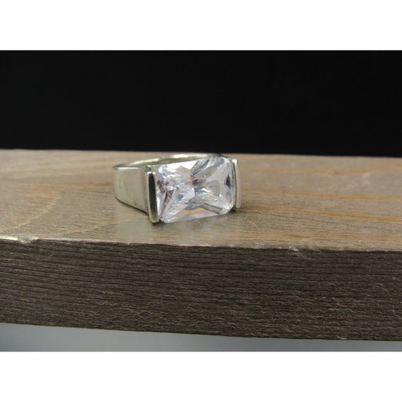 Size 8 Sterling Silver Brilliant Large Cubic Zirconia Gem Band Ring - Picture 2 of 8